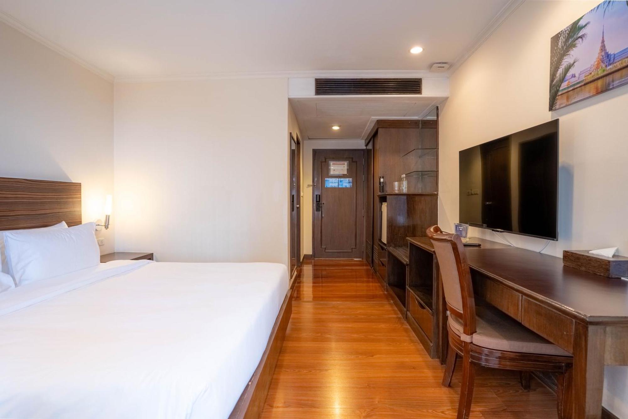 Journeyhub Sukhumvit 26, Bangkok - Formerly St James Hotel Exterior photo