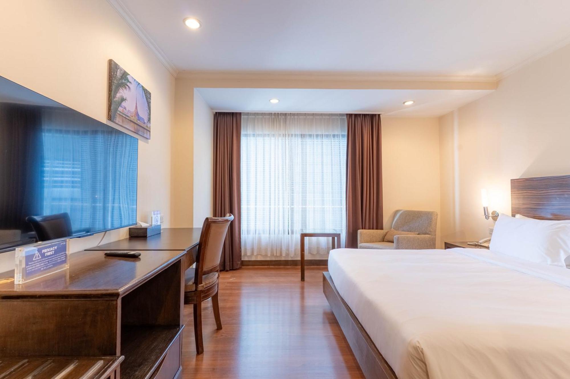 Journeyhub Sukhumvit 26, Bangkok - Formerly St James Hotel Exterior photo