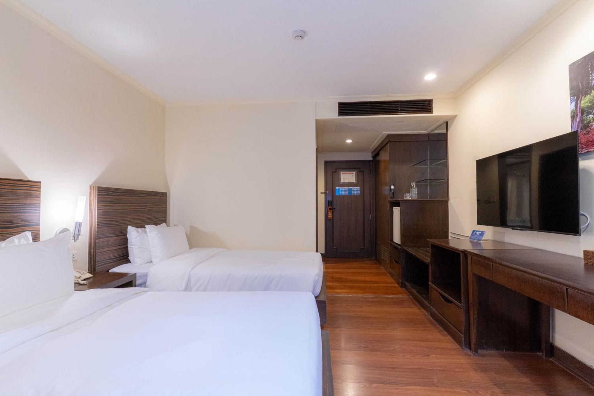Journeyhub Sukhumvit 26, Bangkok - Formerly St James Hotel Exterior photo