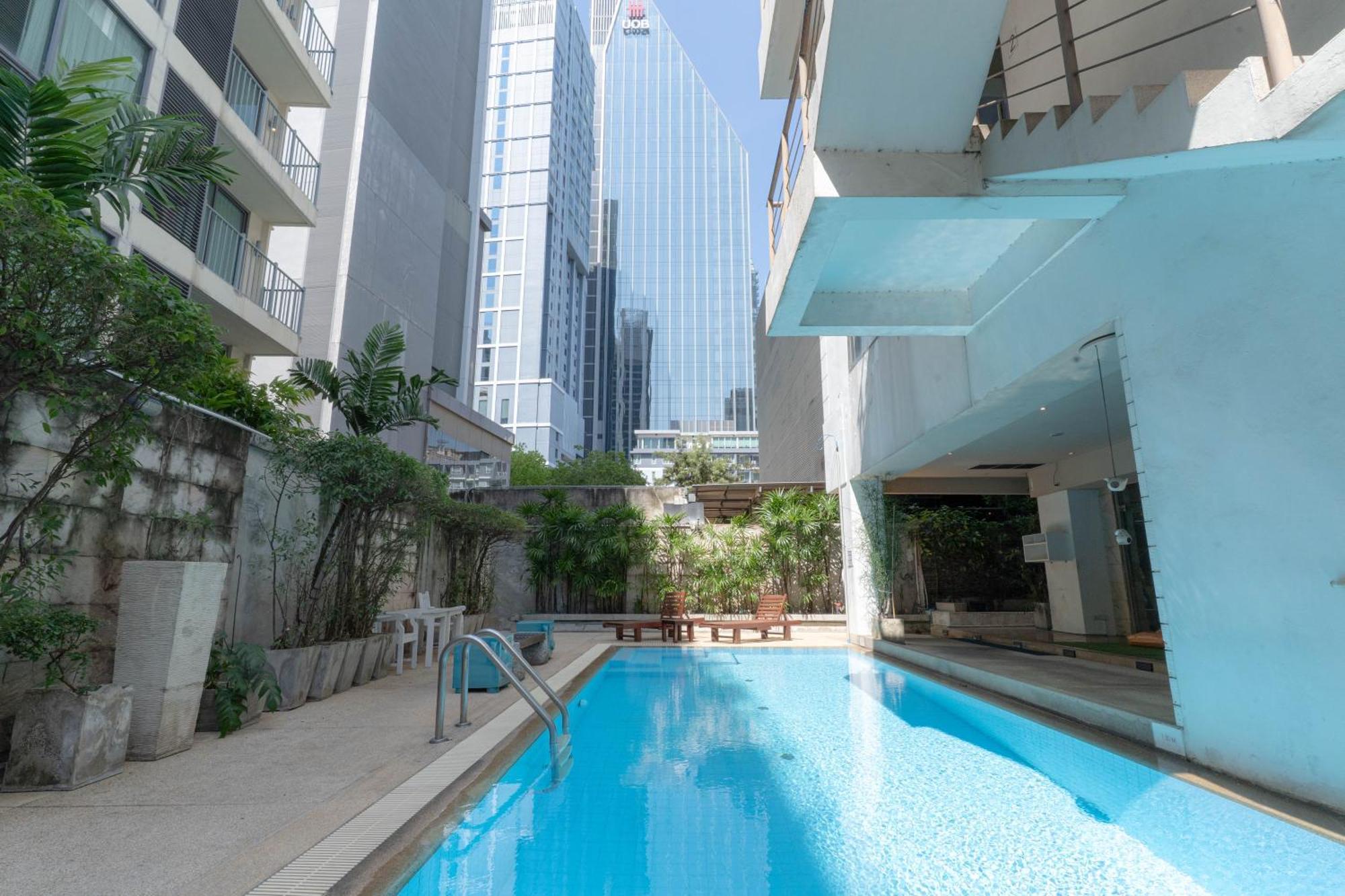 Journeyhub Sukhumvit 26, Bangkok - Formerly St James Hotel Exterior photo