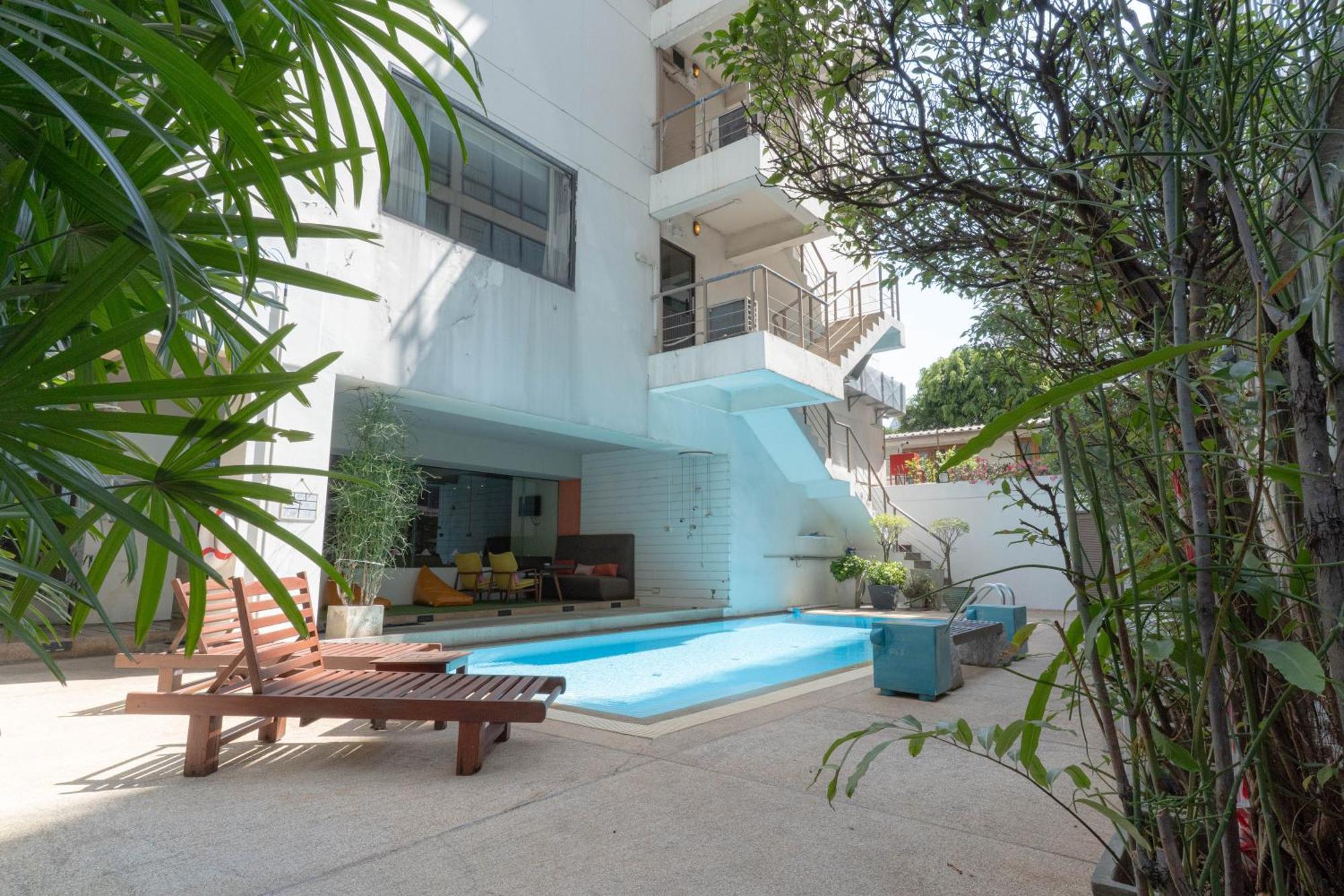 Journeyhub Sukhumvit 26, Bangkok - Formerly St James Hotel Exterior photo