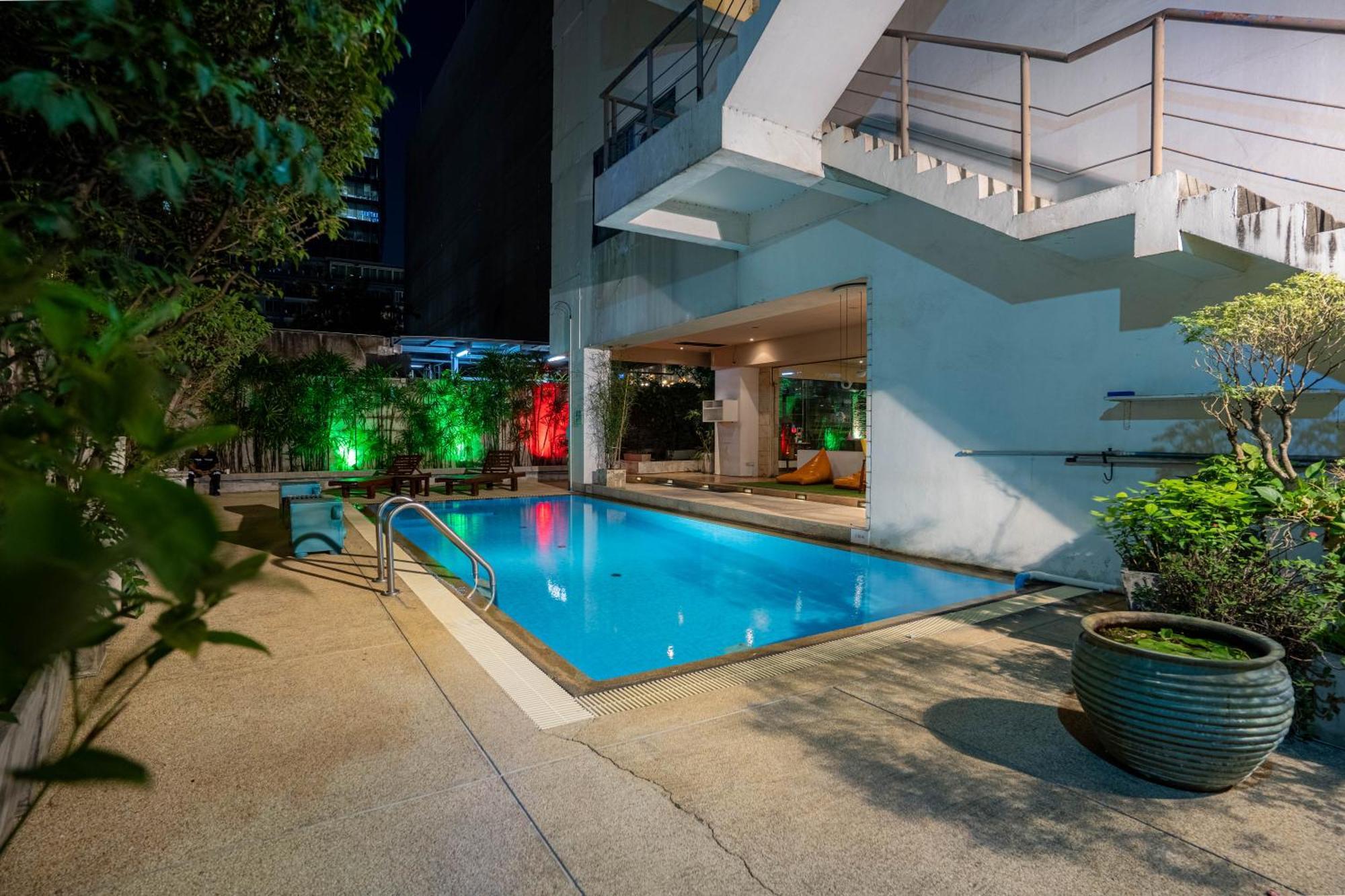 Journeyhub Sukhumvit 26, Bangkok - Formerly St James Hotel Exterior photo