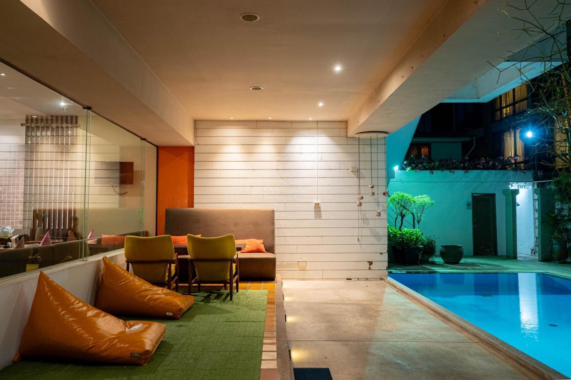 Journeyhub Sukhumvit 26, Bangkok - Formerly St James Hotel Exterior photo