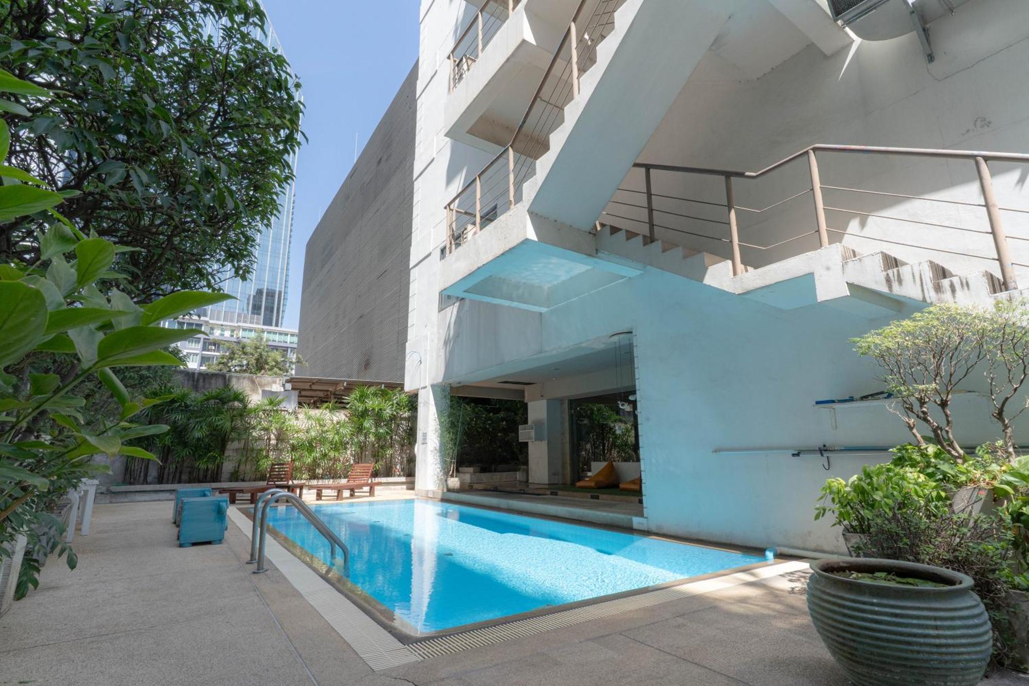Journeyhub Sukhumvit 26, Bangkok - Formerly St James Hotel Exterior photo
